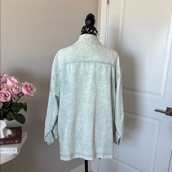 Women's Light Wash Denim Jacket - Picture 5 of 6